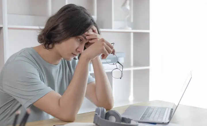 Jeune femme qui a fait une erreur